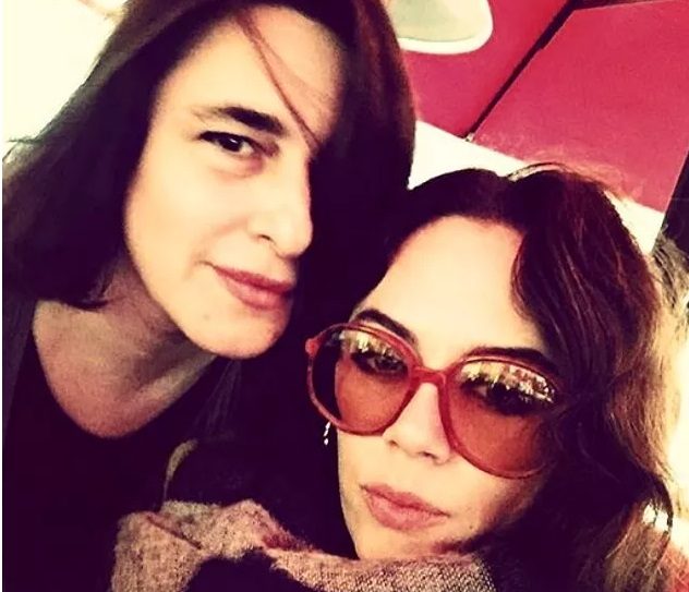 Demet Evgar ve Esra Dermancıoğlu yemekte