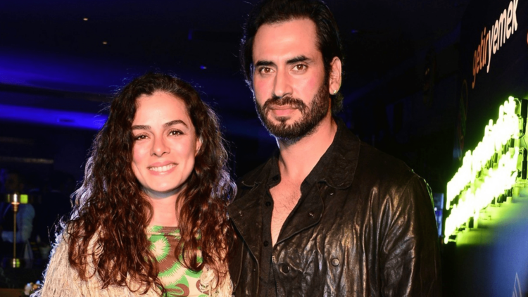 Özge Özpirinçci ile Burak Yamantürk çiftinin ilk bebekleri dünyaya geldi