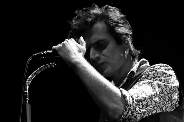 Uzun saçlı elinde gitarı… İşte Teoman’ın gençlik fotoğrafı