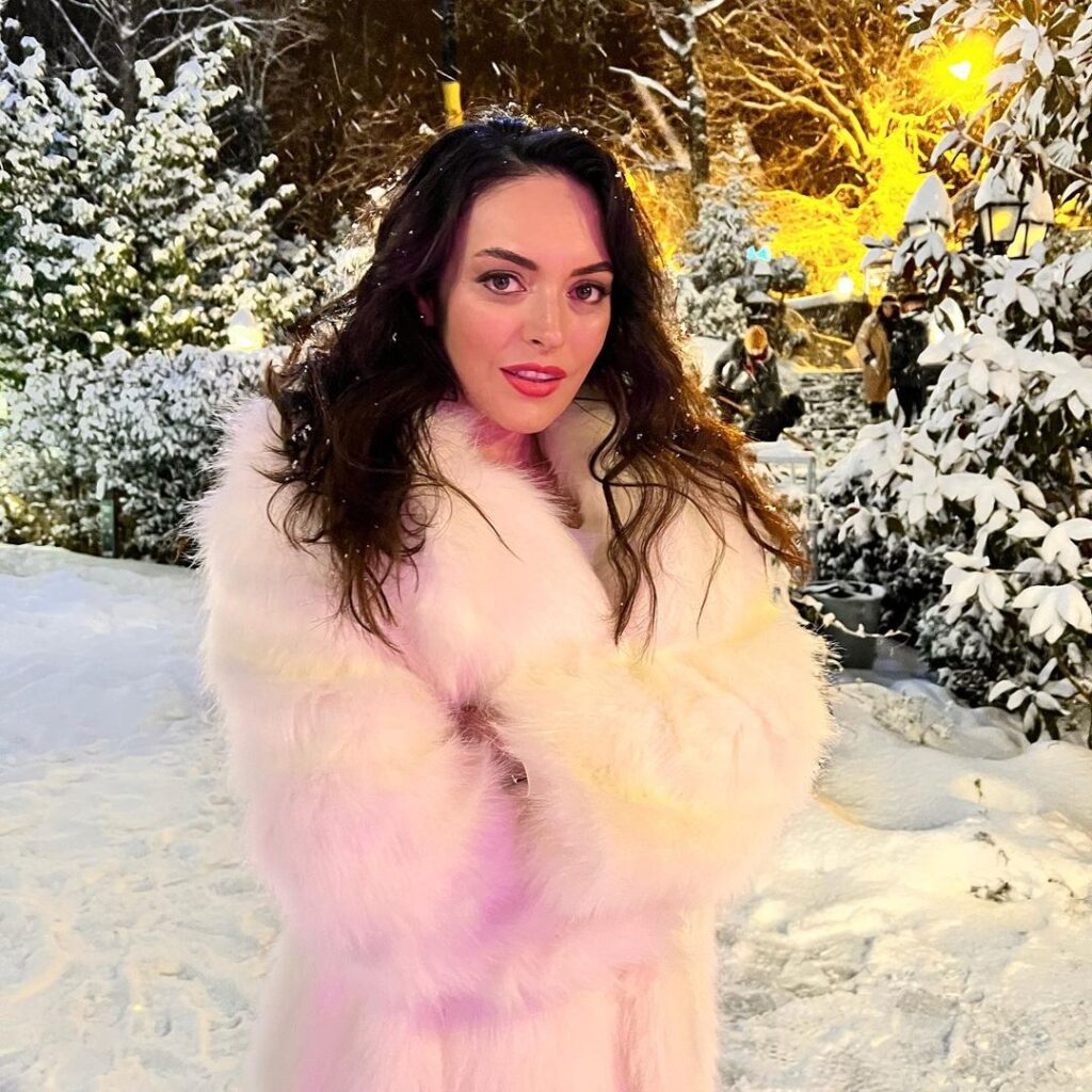 Ezgi Mola