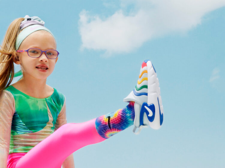 NIKE, çocuklar için eller serbest flyease teknolojisini tanıtıyor.
