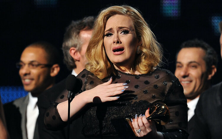Adele gözyaşlarını tutamadı!