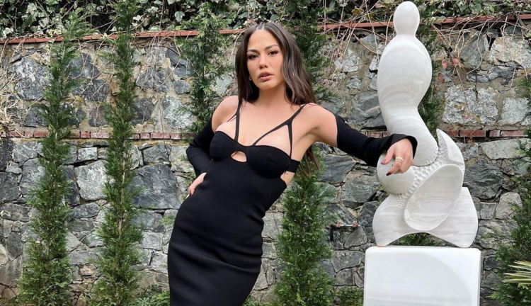Demet Özdemir’den evlilik teklifi aldığı elbisesi ile şov yaptı