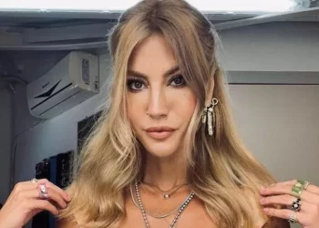 Çağla Şikel’in altın kaplama büstiyeri olay oldu