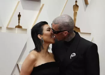Kourtney Kardashian ve Travis Barker'in öpüşmesi