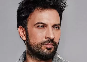 Tarkan eşi ve kızıyla sahilde çekildiği fotoğrafları paylaştı