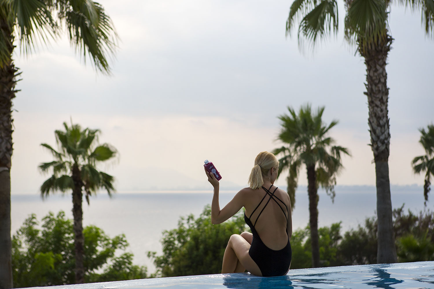 Pool_Outdoor_Women Juice in Hand_Photo__Antalya_2019 - All Magazine