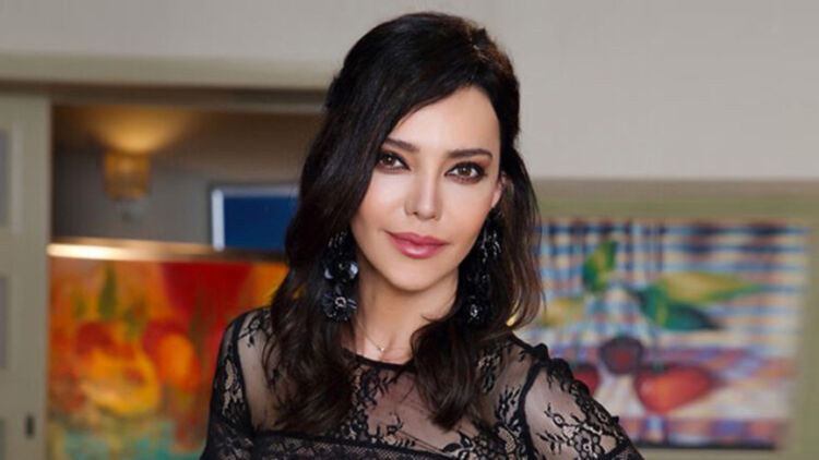 Hande Ataizi fit vücuduyla genç kızlara taş çıkardı!