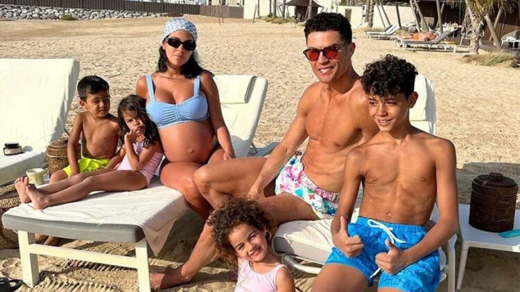 Ronaldo yeni doğan bebeğiyle son pozunu paylaştı