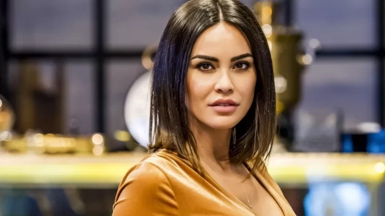 Volkan Demirel’in eşi Zeynep Sever Demirel mini şortu ve sütyeniyle poz verdi