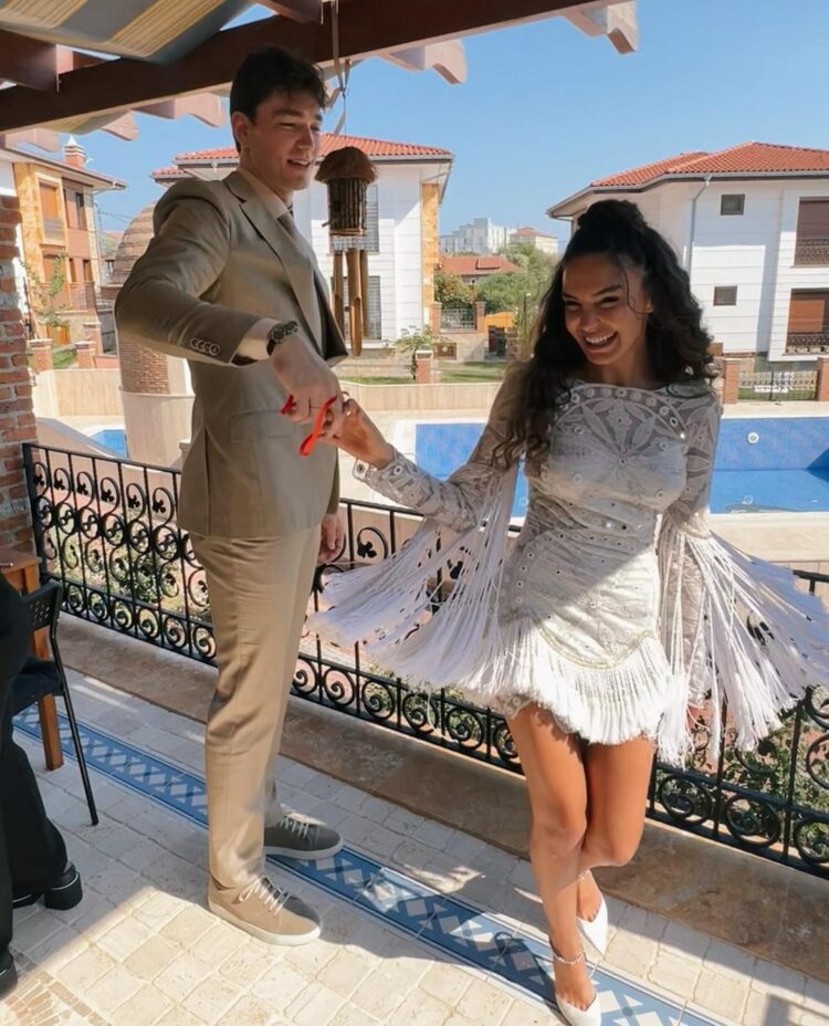 Yüzükler takıldı: Ebru Şahin ve Cedi Osman nişanlandı