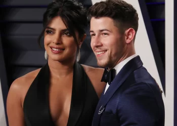Nick Jonas ve Priyanka Chopra çifti bebeklerinin fotoğrafını ilk kez paylaştı!