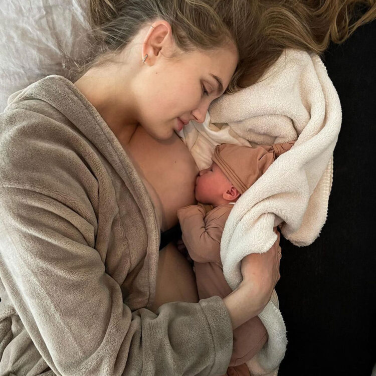 Romee Strijd bir melek daha dünyaya getirecek