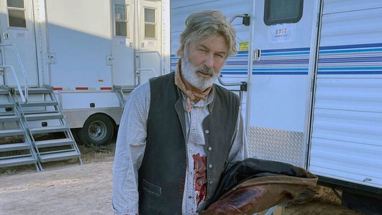 Alec Baldwin’in ölümlü set kazasına yol açtığı Rust filmi çekilmeye devam edilecek!