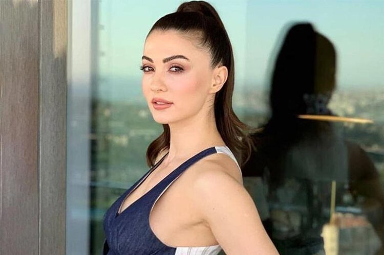 Burcu Özberk bikinisiyle sosyal medyayı ayağa kaldırdı!