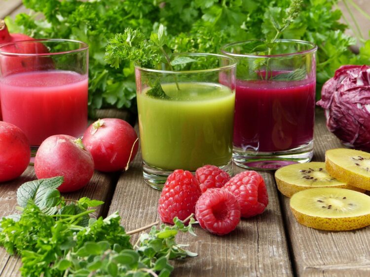 Serinleyerek incelin: Yazın hem fit tutup hem serinletecek 3 soğuk detox çayı