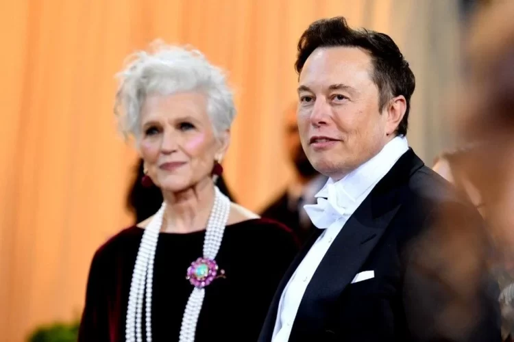 Elon Musk’ın annesi Maye Musk, Sports Illustrated için mayolu poz veren en yaşlı kadın oldu!