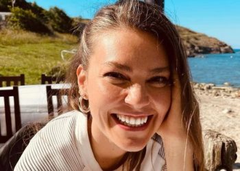 Aslı Enver bikini pozlarıyla herkesi büyüledi