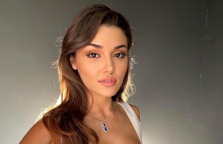 Hande Erçel makyajsız halini paylaştı, takipçilerini güzelliğiyle büyüledi!
