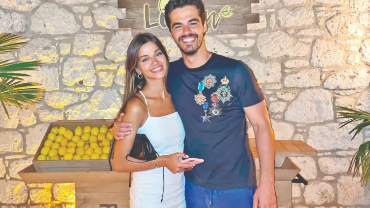 Berk Atan ve Selin Yağcıoğlu’nun romantik Çeşme tatili