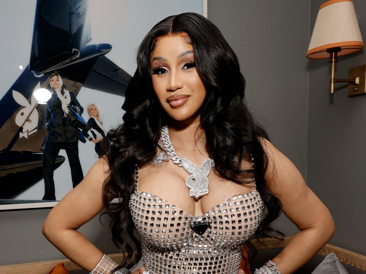 Cardi B yüzüne dövme yaptırdı! - All Magazine