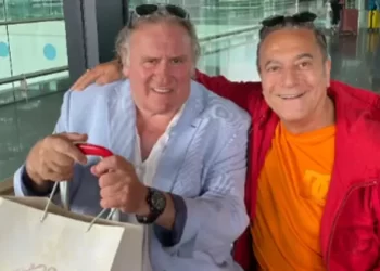 Gérard Depardieu, ülkesine dönüş yolunda Mehmet Ali Erbil ile karşılaştı