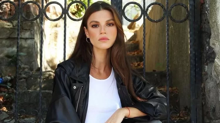 Yüsra Geyik kaza geçirdi!