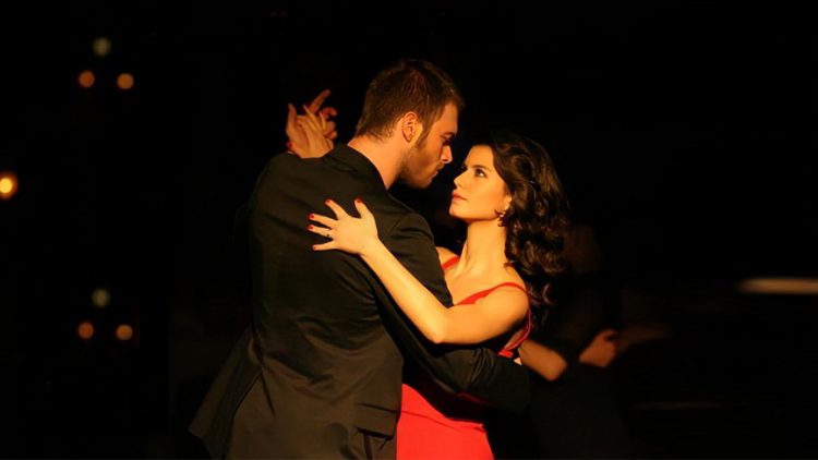Kıvanç Tatlıtuğ ve Beren Saat’in Türkiye çekimleri tamamlandı