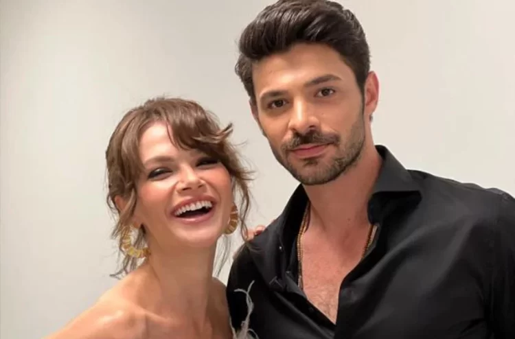 Sinem Ünsal ve Halit Özgür Sarı çifti ilk kez el ele görüntülendi!
