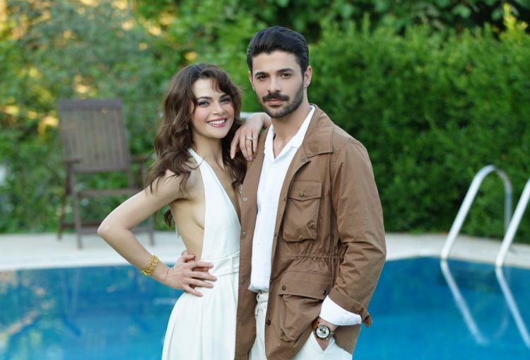 Sinem Ünsal, rol arkadaşı Halit Özgür Sarı ile yaşadığı aşkı itiraf etti