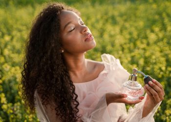 Kokusuyla hafızalara kazınan 5 etkileyici kadın parfümü