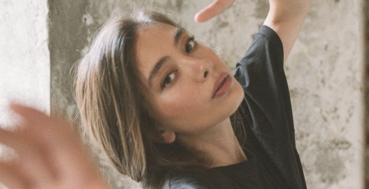 Neslihan Atagül’den eğlenceli havuz başı pozu