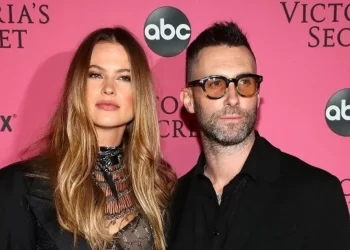 Adam Levine süper model eşi Behati Prinsloo’yu bir başka modelle aldattı!