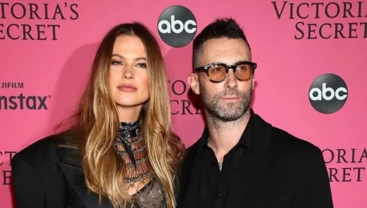 Adam Levine süper model eşi Behati Prinsloo’yu bir başka modelle aldattı!