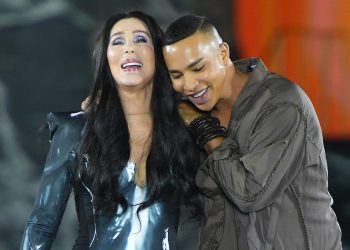 Efsanevi şarkıcı Cher Paris Moda Haftası’nda modellik yaptı