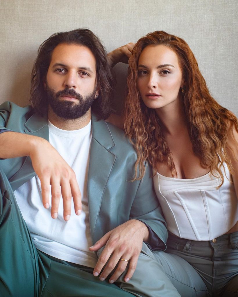Başak Gümülcinelioğlu ve Çağrı Çıtanak çiftinden düğün öncesi romantik pozlar