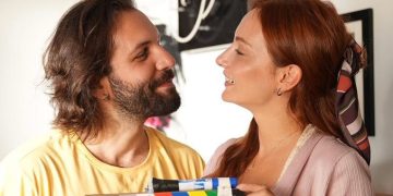 Başak Gümülcinelioğlu ve Çağrı Çıtanak çiftinden düğün öncesi romantik pozlar