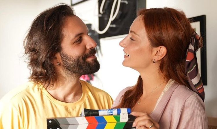 Başak Gümülcinelioğlu ve Çağrı Çıtanak çiftinden düğün öncesi romantik pozlar