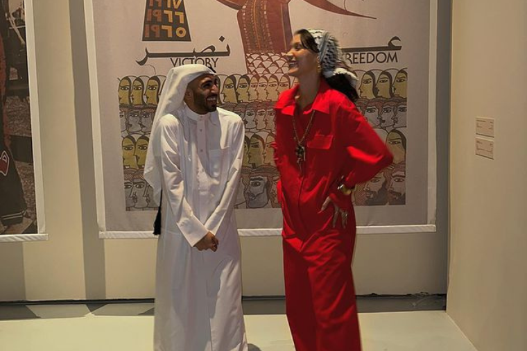 Bella Hadid babasıyla Katar'da Filistin sergisini ziyaret etti