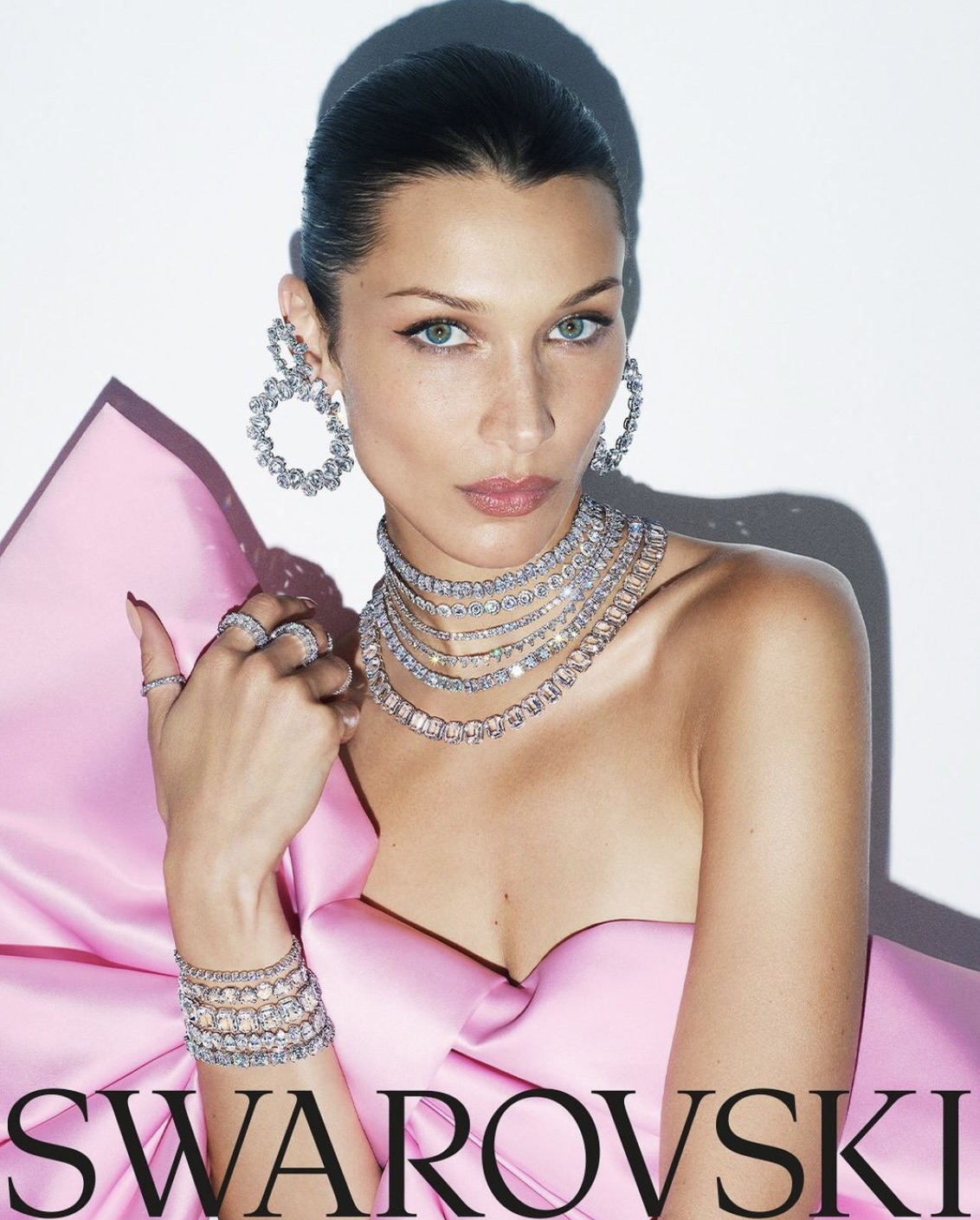 Bella Hadid mücevher markası için poz verdi