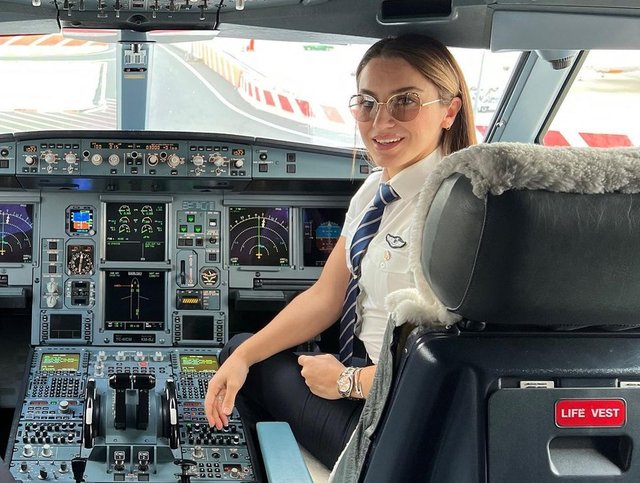 Eski milli futbolcu Sabri Sarıoğlu'nun pilot eşi Yağmur Sarıoğlu: Atlas Okyanusu'nu geçtiğim ilk uçuş!