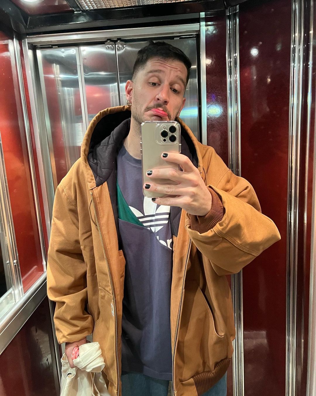 Oje sürdüğü için eleştirilen Uraz Kaygılaroğlu’dan açıklama!-1