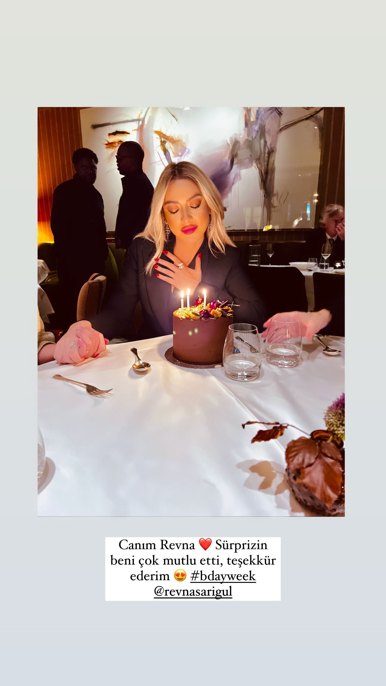 Ünlü şarkıcı Hadise doğum günü paylaşımlarıyla gündemde