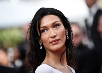 Bella Hadid babasıyla Katar'da Filistin sergisini ziyaret etti