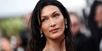 Bella Hadid babasıyla Katar'da Filistin sergisini ziyaret etti