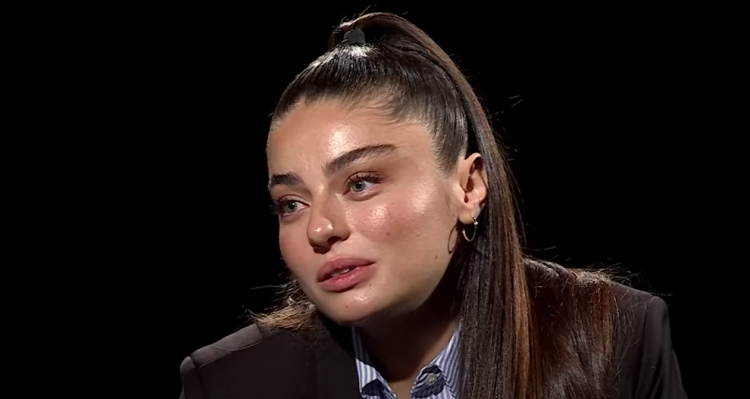 Ayça Ayşin Turan babasıyla ilgili soruyu gözyaşları içinde yanıtladı!