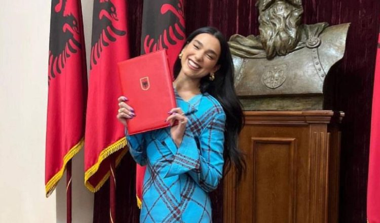 Dua Lipa Arnavutluk vatandaşı oldu