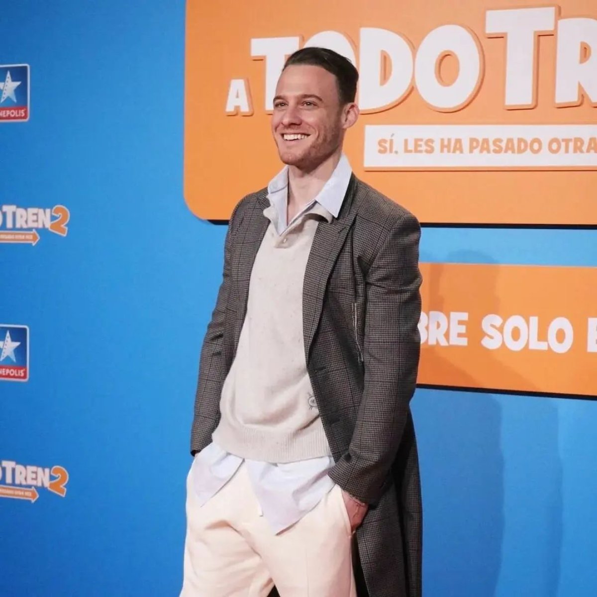 İspanya’daki galaya katılan Kerem Bürsin pantolonunun fiyatıyla dudak uçuklattı!