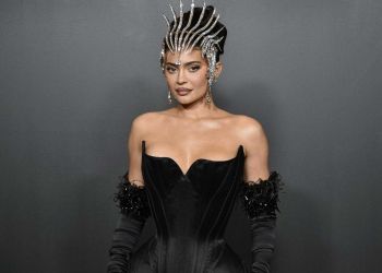Kylie Jenner göz kamaştıran kıyafetiyle sergide!