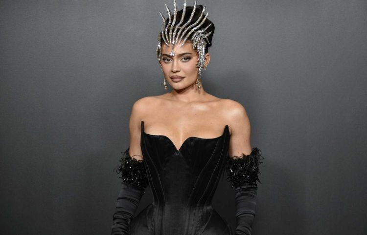 Kylie Jenner göz kamaştıran kıyafetiyle sergide!